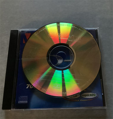 CD (Compact Disc) support optique de données informatiques