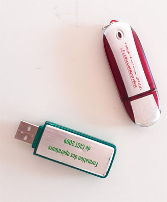 Clés USB ( Universal Serial Bus) support de stockage amovible de données informatiques connecté sur un port USB